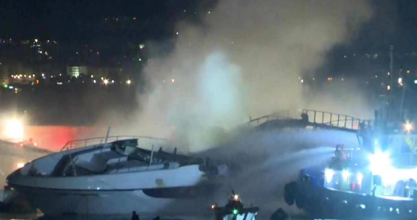 Τέσσερα πολυτελή γιοτ καταστράφηκαν ολοσχερώς από τη φωτιά στη Μαρίνα Ζέας
