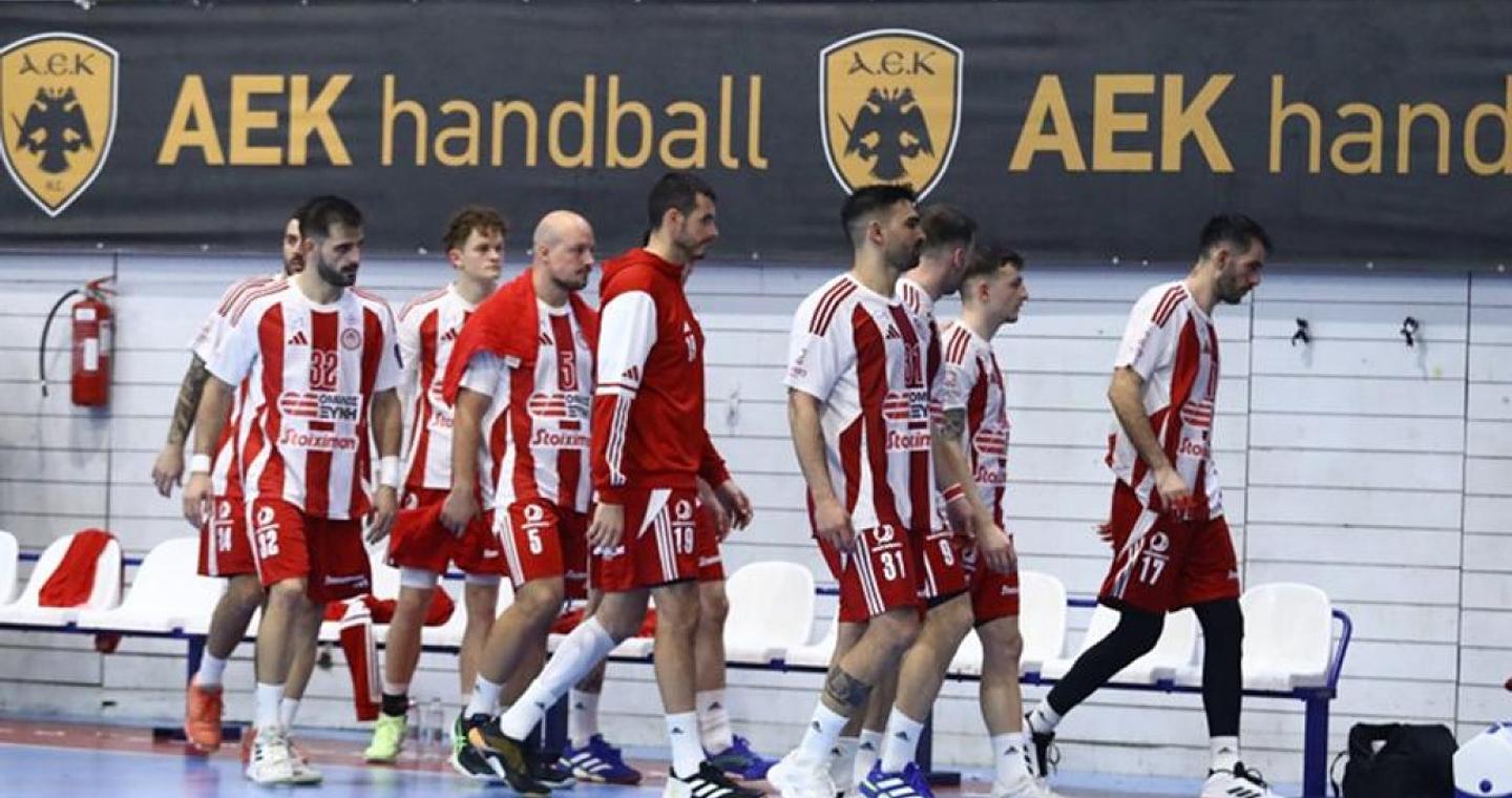 Διακοπή στο ντέρμπι, έφυγε ο Ολυμπιακός από το γήπεδο για υβριστικά συνθήματα των οπαδών της ΑΕΚ - Βίντεο