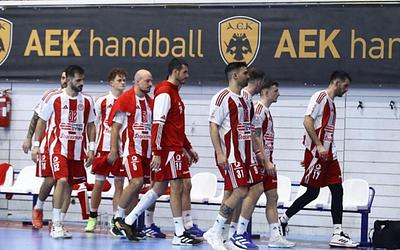 Απίστευτο! Ντέρμπι ΑΕΚ-Ολυμπιακού διεκόπη για συνθήματα κατά παίκτη
