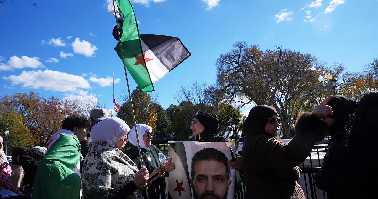 Τραμπ – Aχμέντ αλ Σάρα: Eνα παράξενο δίδυμο στον Λευκό Οίκο