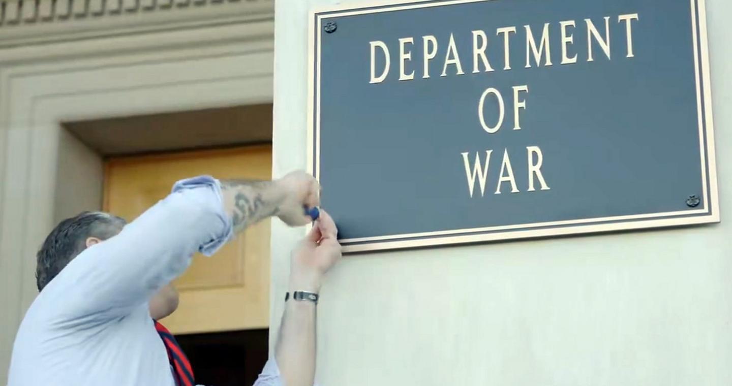 Και εγένετο «υπουργείο Πολέμου» στις ΗΠΑ – Ο ίδιος ο υπουργός βίδωσε την πινακίδα στην είσοδο του Πενταγώνου