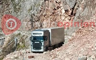 Τρίκαλα: Νταλίκα εγκλωβίστηκε σε εγκαταλελειμμένο τμήμα της Εθνικής Οδού!