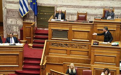 Ανδρουλάκης εναντίον Μητσοτάκη στη Βουλή: «Βομβαρδισμός» για ακρίβεια και χρέη!
