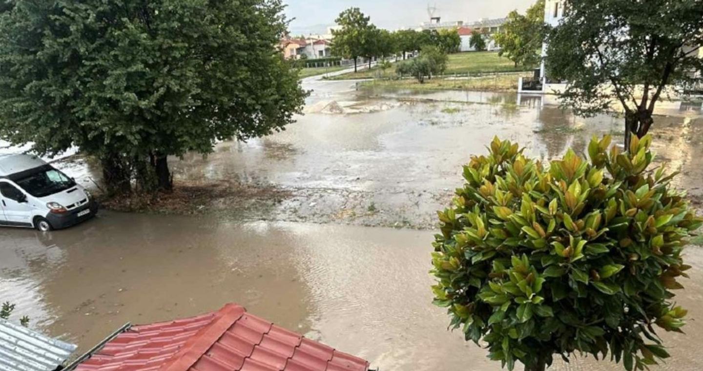 Προβλήματα στα Τρίκαλα μετά από ξαφνικό μπουρίνι -Έπεσαν δένδρα, δρόμοι μετατράπηκαν σε «λίμνες»