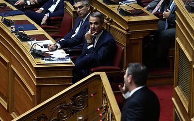 Αντιπαράθεση στη Βουλή: Ο πρωθυπουργός απαντά στον Ανδρουλάκη για ακρίβεια και χρέη