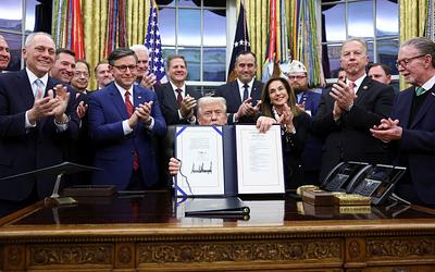 Τέλος στην παράλυση των ΗΠΑ: Ο Τραμπ υπογράφει και προκαλεί θύελλα!