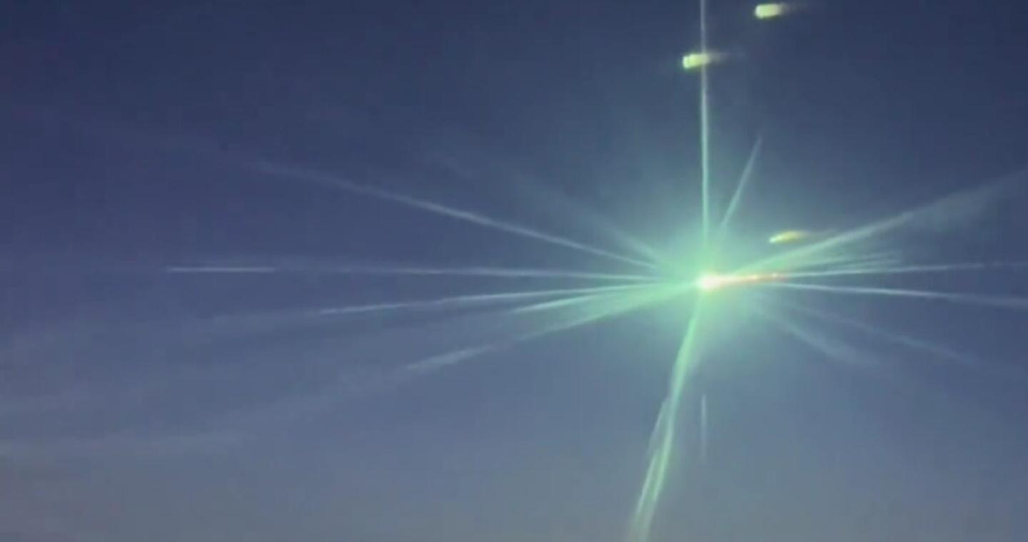 «Μπάλα φωτιάς» στον ρωσικό ουρανό: Το βίντεο αεροσυνοδού με το σπάνιο φαινόμενο