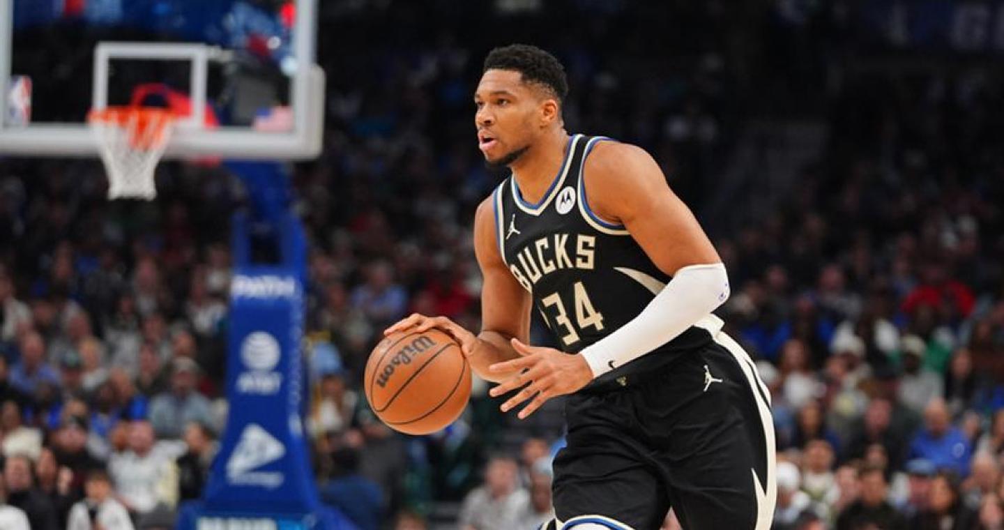 Γιάννης… μαέστρος! Με 18 ασίστ και μυθικό double-double οδήγησε τους Μπακς στη νίκη επί των Χόρνετς