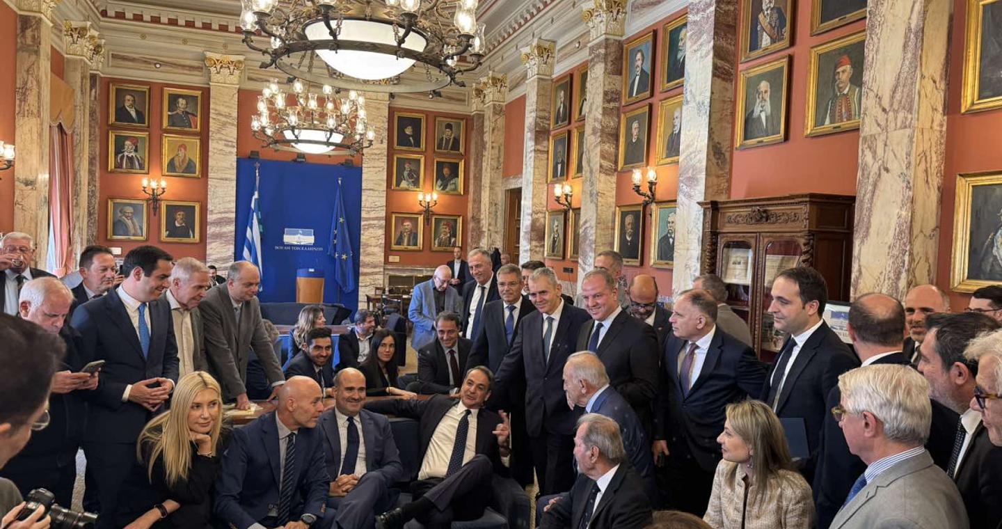 Μητσοτάκης σε «γαλάζιους» βουλευτές: Εκλογές την Άνοιξη του 2027 – «Το θέμα είναι ποιος θα σουβλιστεί» (Βίντεο, φωτογραφίες)