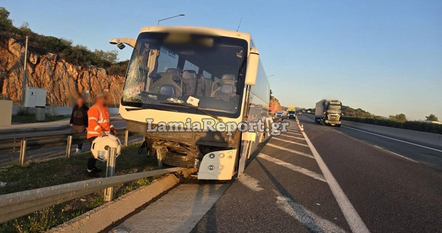 Εθνική Οδός: Τουριστικό λεωφορείο προσέκρουσε σε μπάρες