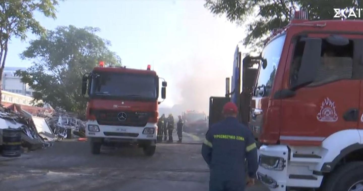 Μεγάλη φωτιά σε εργοστάσιο ξυλείας στο Αιγάλεω