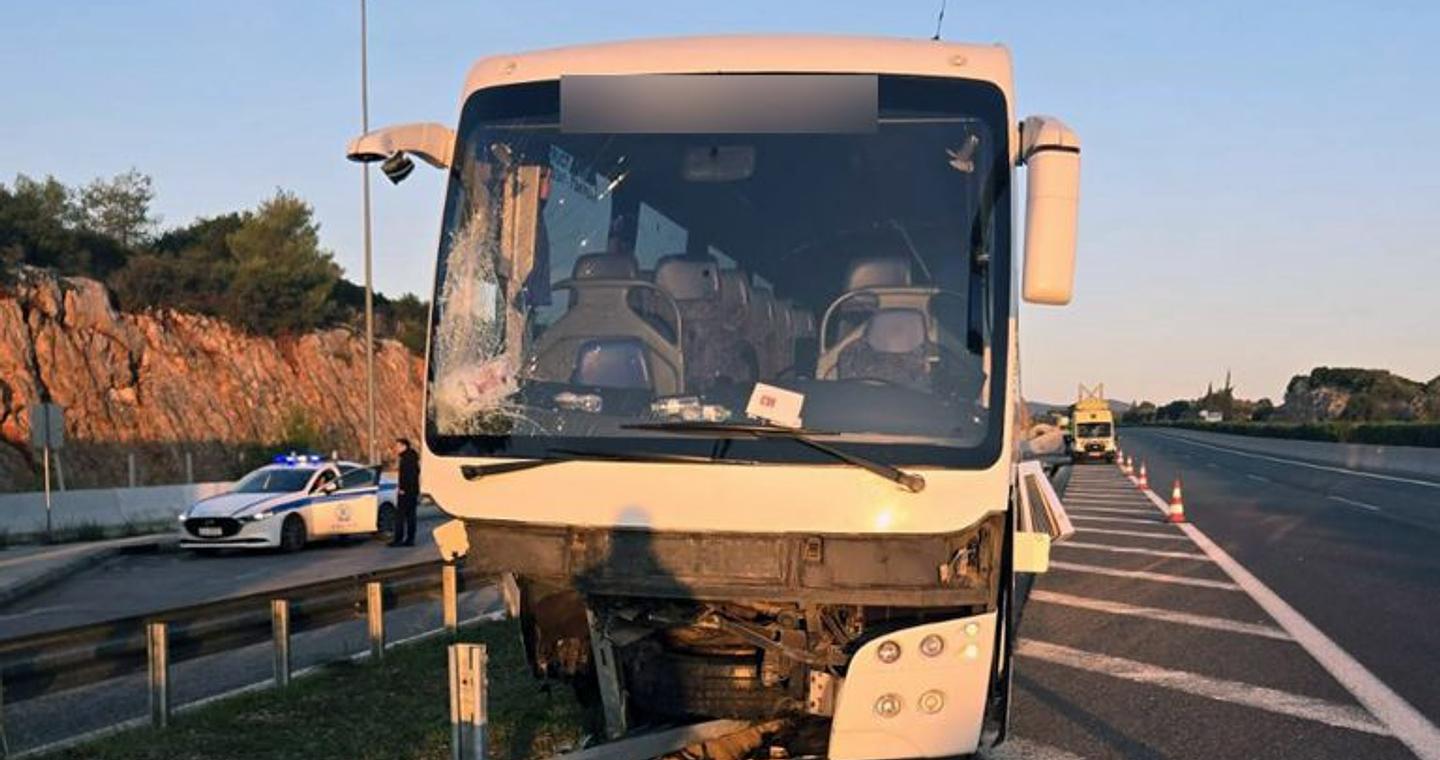 Toυριστικό λεωφορείο έπεσε σε μπάρες στην Υλίκη – Πέντε τραυματίες
