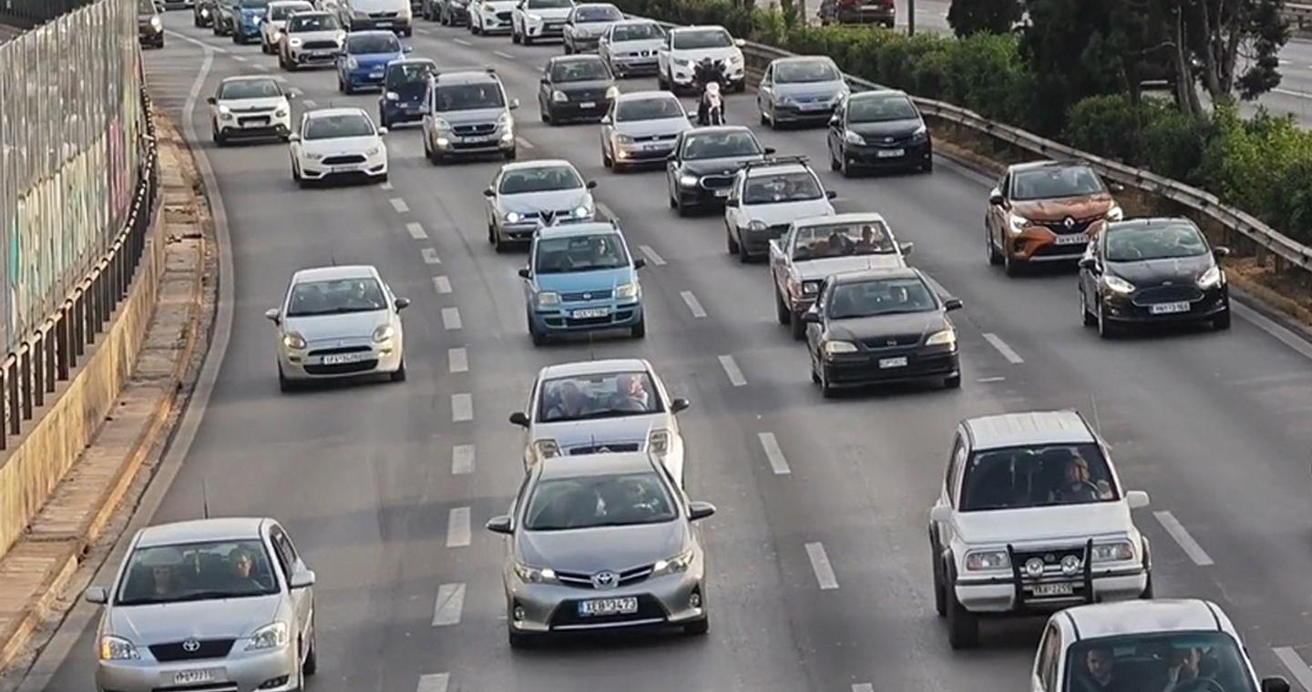 Κίνηση τώρα: Προβλήματα στους περισσότερους δρόμους της Αθήνας, καθυστερήσεις στην Αττική Οδό