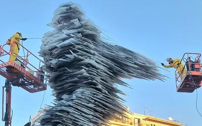 Έλαμψε ο Δρομέας! Εντυπωσιακός καθαρισμός του γλυπτού-τοπόσημο της Αθήνας.