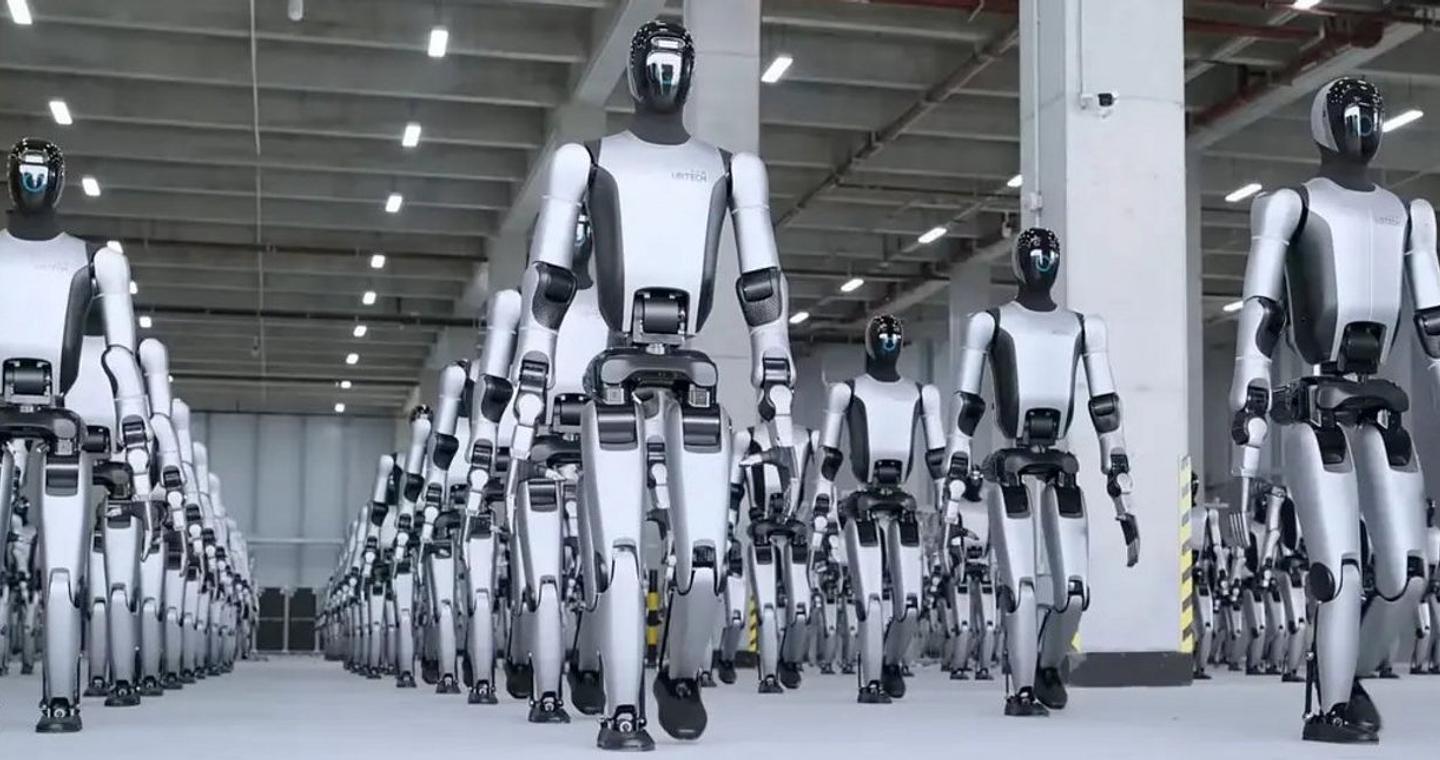 Ανατριχιαστικό βίντεο: Κινεζικά ρομπότ «εργάτες» κάνουν παρέλαση -Μαζικές παραδόσεις σε βιομηχανικούς κολοσσούς