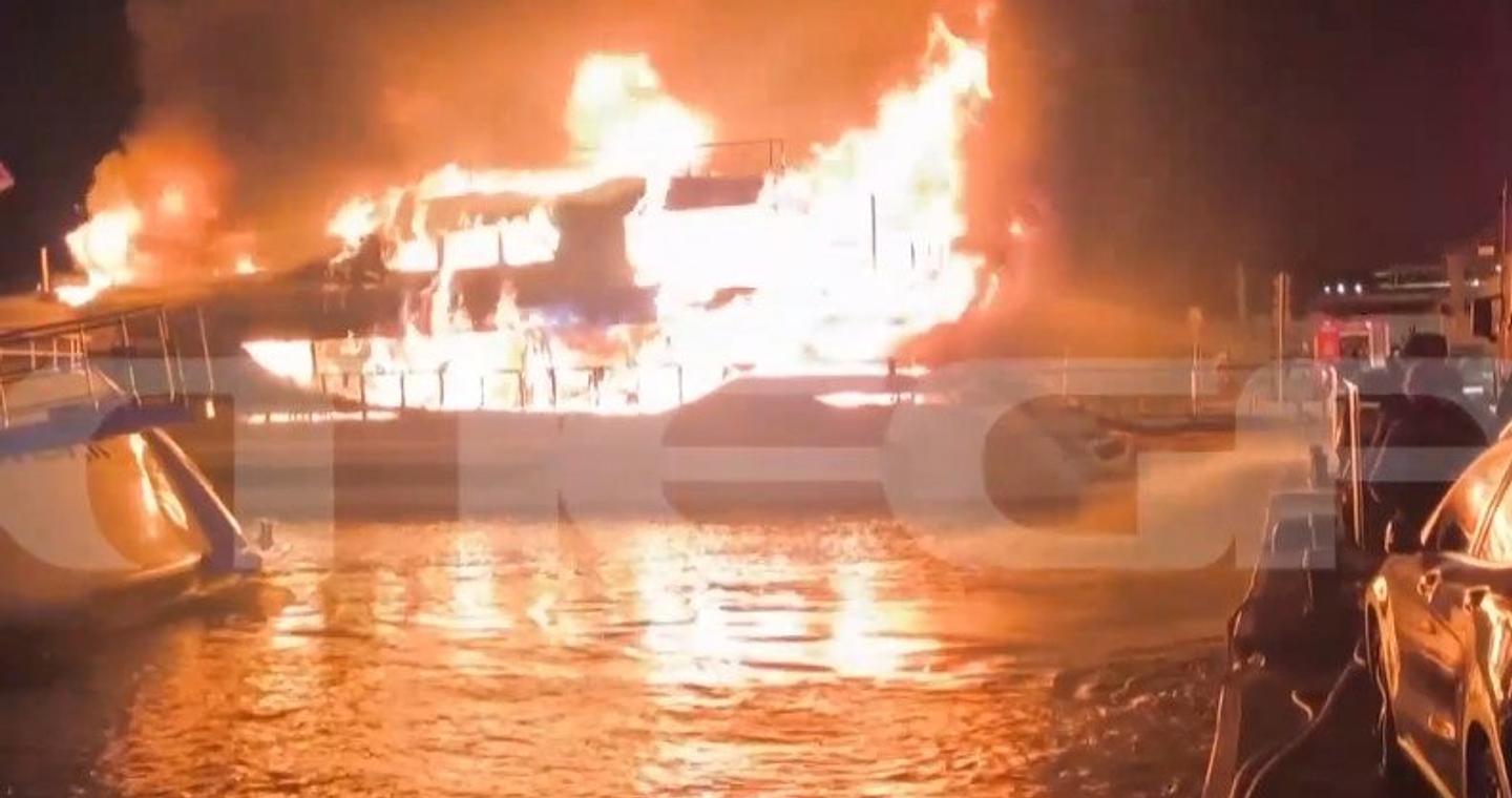 Βυθίστηκαν τρία σκάφη στη Μαρίνα Ζέας μετά από φωτιά