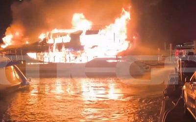 Πειραιάς: Πυρκαγιά σε σκάφος στη Μαρίνα Ζέας – Τρία βυθίστηκαν