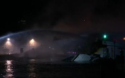 Πειραιάς: Φωτιά σε σκάφος στη Μαρίνα Ζέας – Τρία βυθίστηκαν