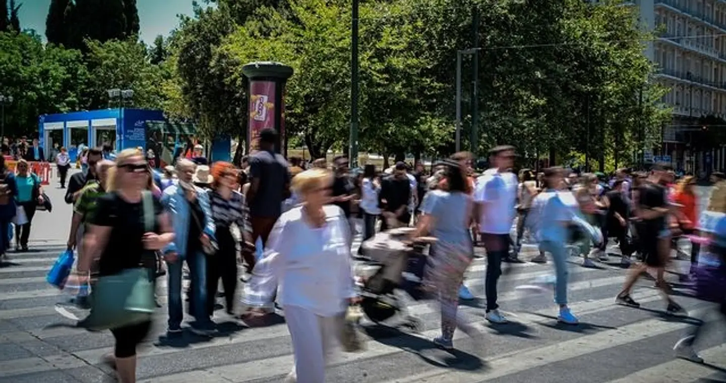 Η δημογραφία “δοκιμάζει” παραγωγικότητα και οικονομία – Όρια συνταξιοδότησης, προκλήσεις και “σήμα” του ΟΟΣΑ 