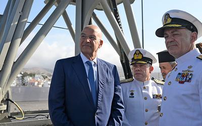 Δένδιας στην Τήνο: Ενίσχυση της αποτρεπτικής ισχύος και μνήμη για την «Έλλη»