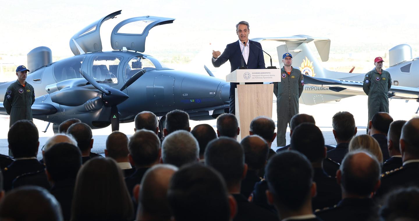 Τρία νέα αεροσκάφη παρέλαβε η Πυροσβεστική – Μητσοτάκης: «Οσο η μάχη δυσκολεύει, πρέπει να αναβαθμίζουμε τα μέσα»