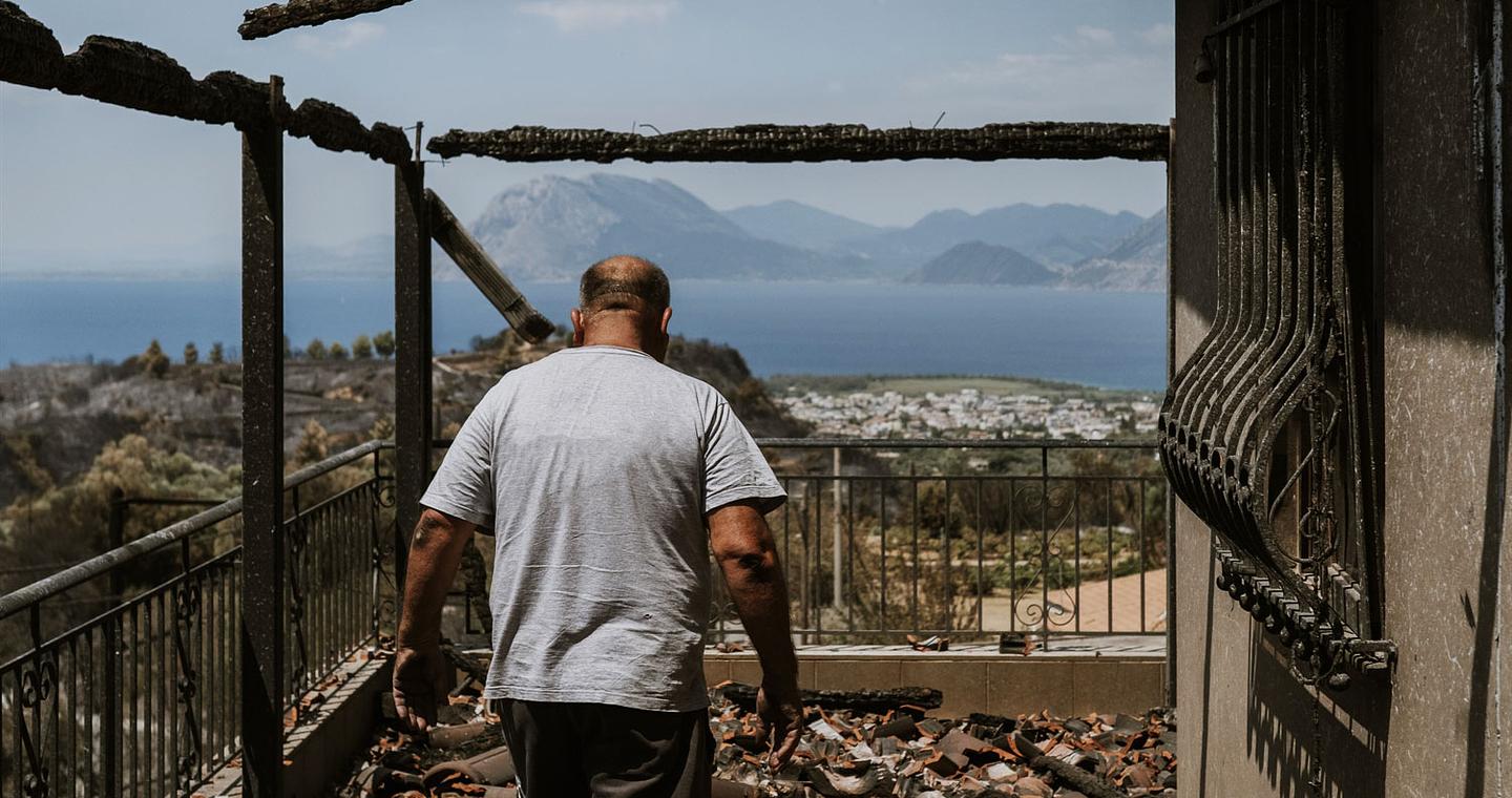 Αυτοψία στην Πάτρα: Ηταν σαν να έπεσε βόμβα – Μαρτυρίες κατοίκων στην «Κ» μετά τον πύρινο εφιάλτη