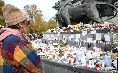 Παρίσι: Συγκίνηση στην 10η επέτειο των τρομοκρατικών επιθέσεων – Ημέρα μνήμης