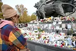 Παρίσι: Συγκίνηση στην 10η επέτειο των τρομοκρατικών επιθέσεων – Ημέρα μνήμης