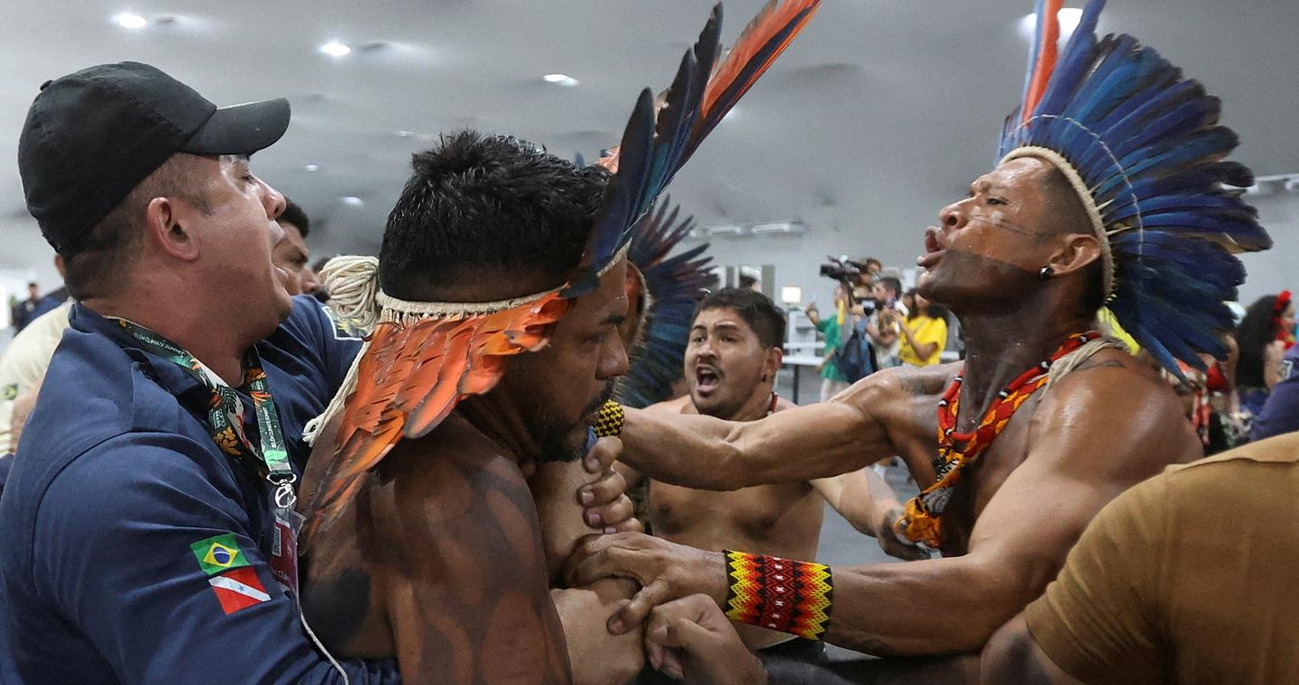 Βραζιλία: Συμπλοκή αυτοχθόνων με το προσωπικό ασφαλείας στην COP30 [εικόνες]