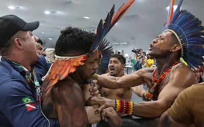 Ένταση στην COP30: Αυτόχθονες συγκρούονται με την ασφάλεια στη Βραζιλία!