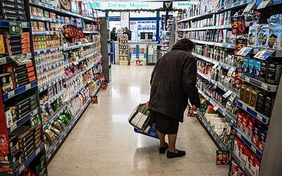 Ακρίβεια: Γιατί η Ελλάδα «καίει» τα νοικοκυριά ενώ η Ευρώπη ξεφεύγει;