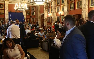 Πρωθυπουργικός καφές με φόντο τα ΕΛΤΑ και την «ανταρσία»