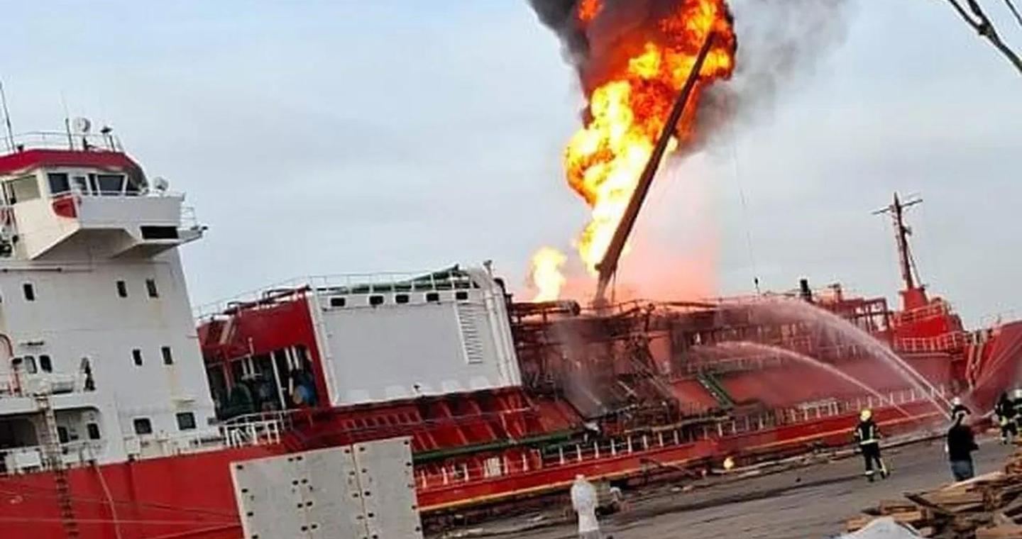 Στις φλόγες τουρκικό πλοίο στην Οδησσό – Επλήγη από ρωσικά πυρά – Μετέφερε υγραέριο