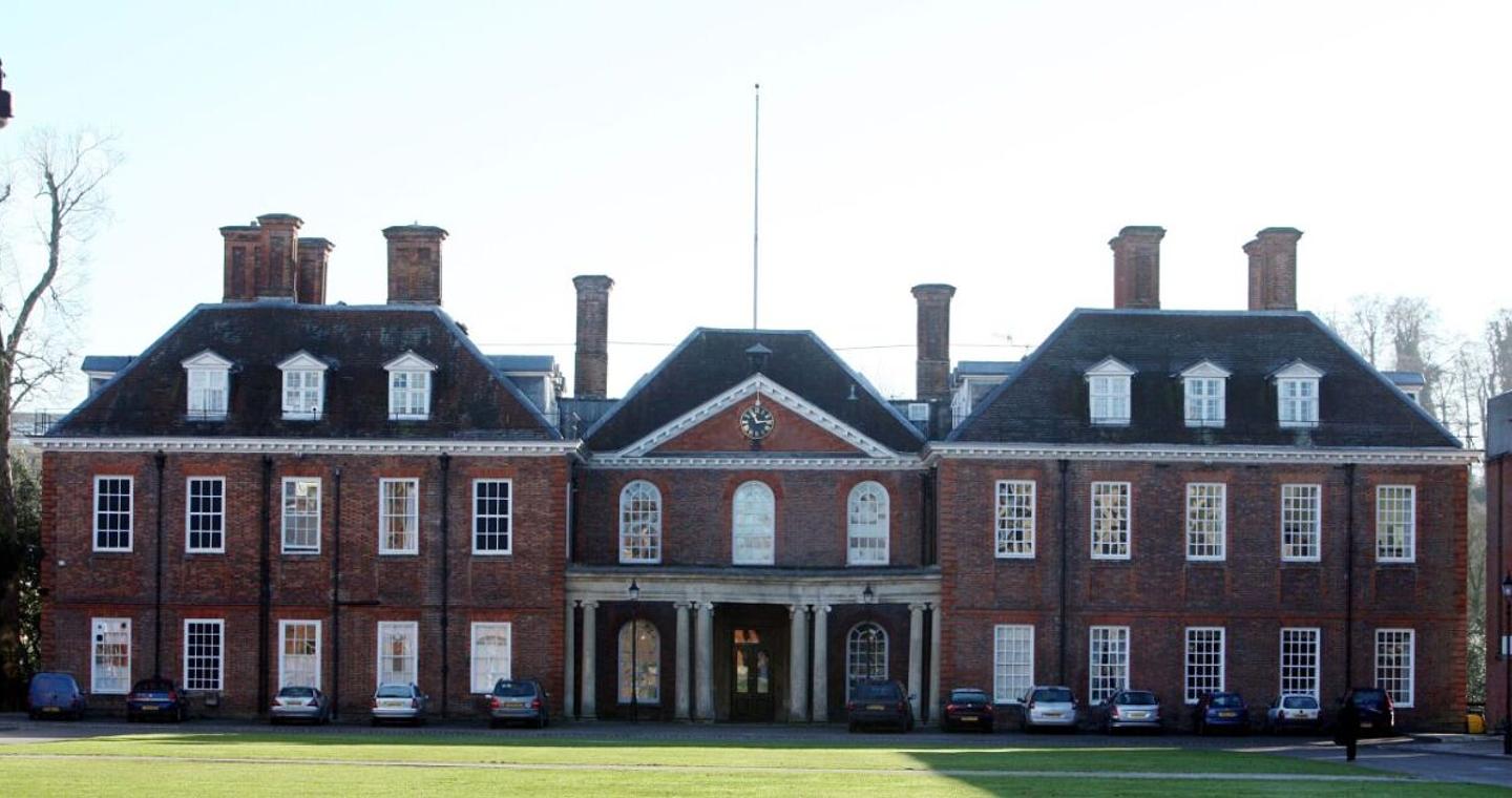 Σκάνδαλο στο ελίτ σχολείο της Κέιτ Μίντλετον: Απέλυσαν καθηγητή Φυσικής λόγω «ανάρμοστης συμπεριφοράς» και βρέθηκε απαγχονισμένος