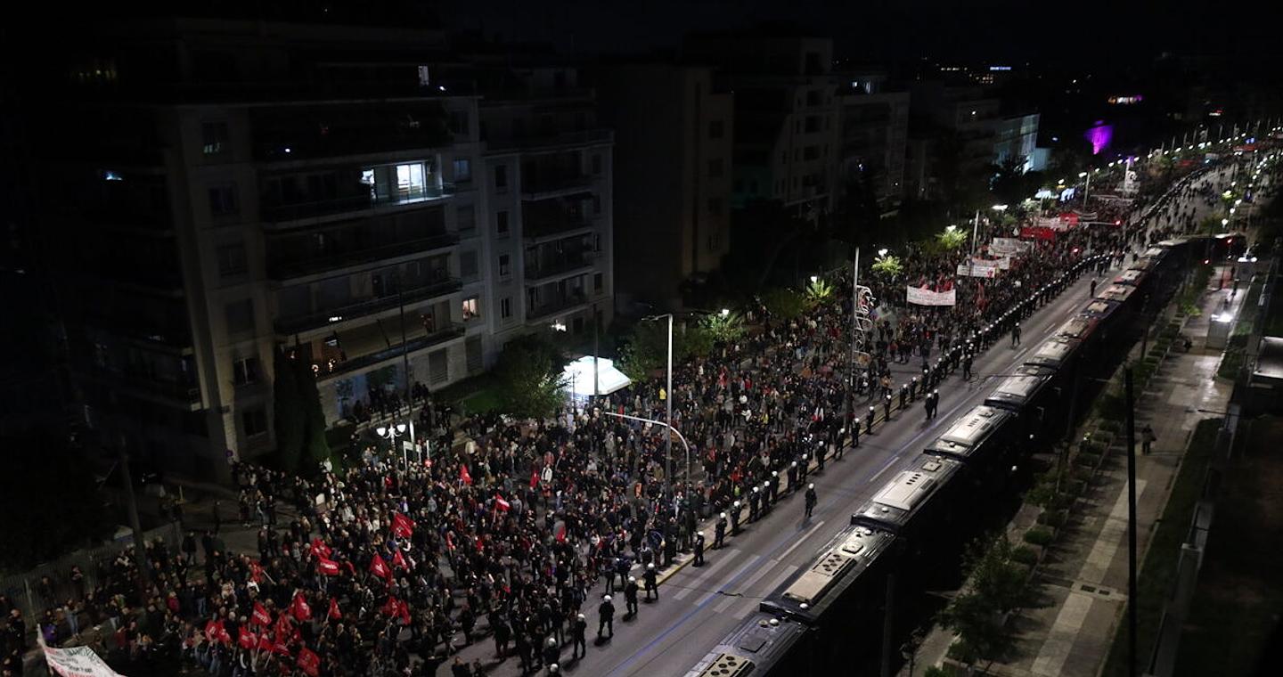Πολυτεχνείο: Πάνω από 23.000 διαδηλωτές στην πορεία για την 52η επέτειο της εξέγερσης του Πολυτεχνείου - Συνολικά 13 συλλήψεις