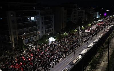 Πορεία για το Πολυτεχνείο: Με την αιματοβαμμένη σημαία προς την αμερικανική πρεσβεία