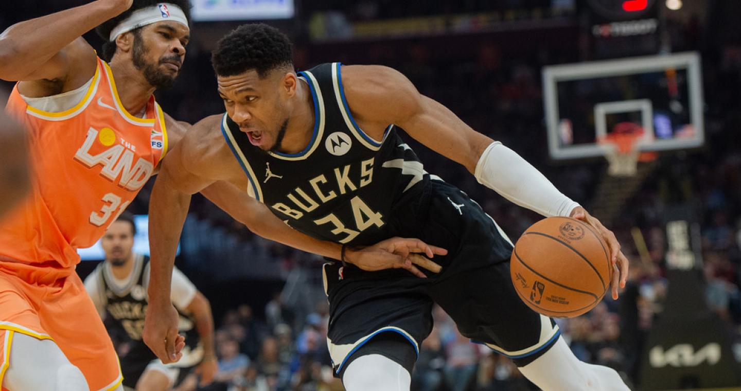 Τραυματίστηκε ο Γιάννης Αντετοκούνμπο, κατέρρευσαν οι Μπακς (Βίντεο)