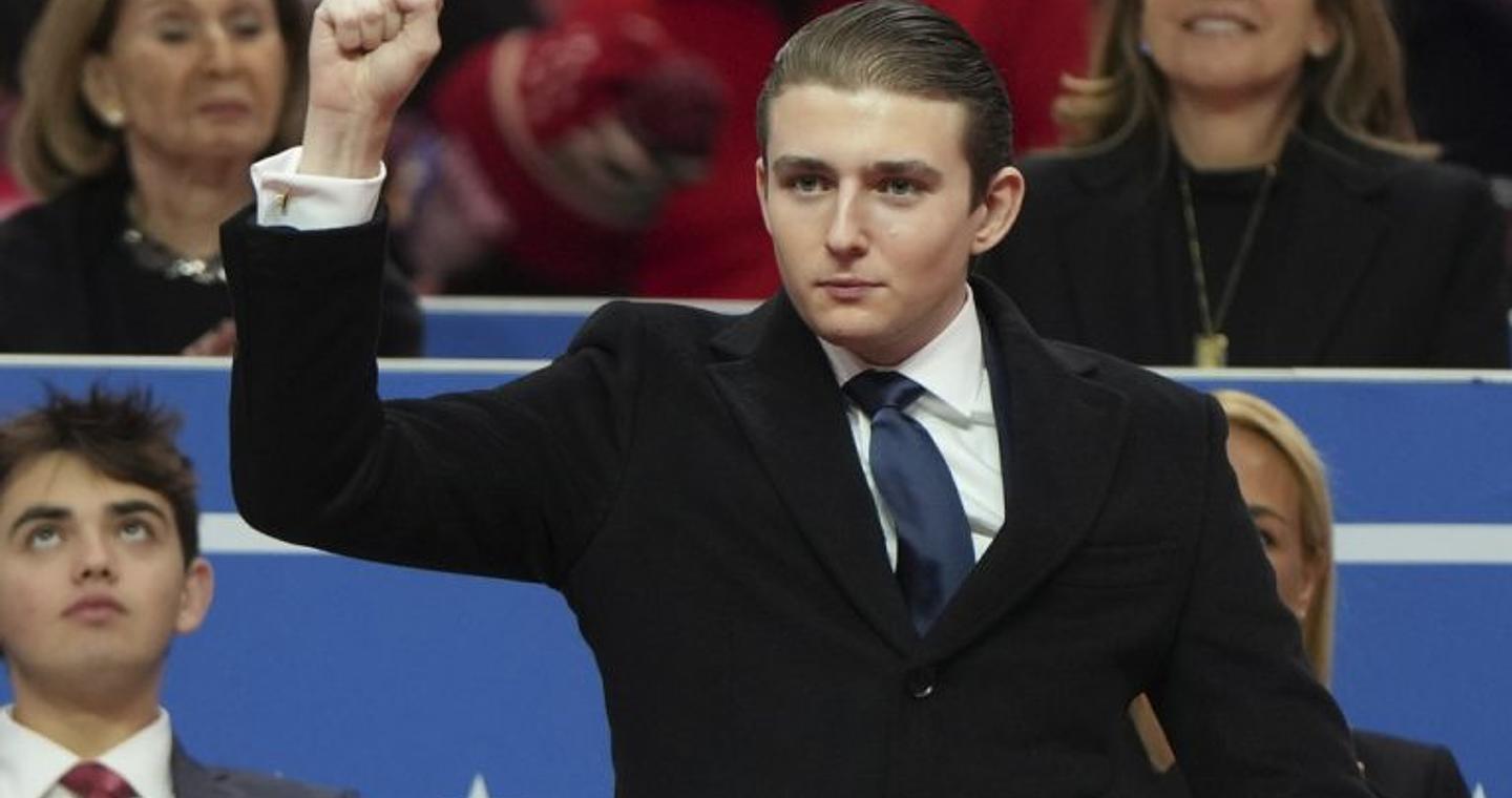 Λύθηκε το μυστήριο: Τι ψιθύρισε ο Μπάρον Τραμπ στον Τζο Μπάιντεν κατά την ορκωμοσία του πατέρα του