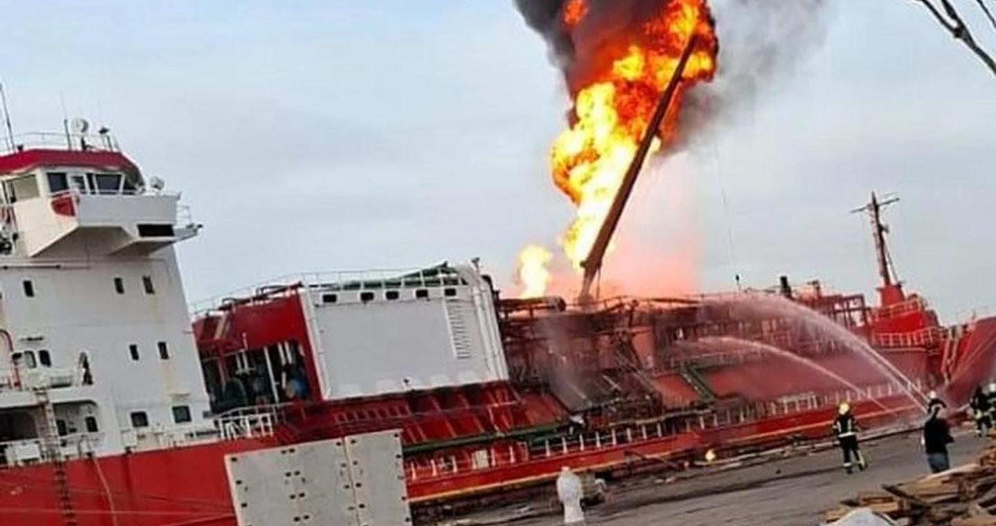 Τουρκικό δεξαμενόπλοιο με 4.000 τόνους υγραερίου χτυπήθηκε από ρωσικά πυρά στην Οδησσό – Φόβοι πως μπορεί να εκραγεί, εκκενώθηκε χωριό της Ρουμανίας