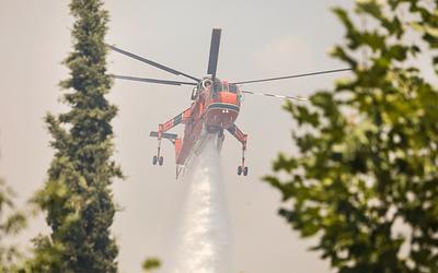 Μάχη με τις φλόγες στην Αχαΐα: Επιχείρηση κατάσβεσης με ελικόπτερα