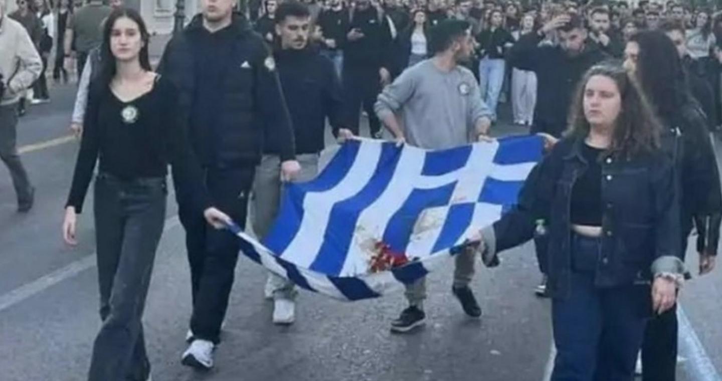 Συγκίνηση στο Πολυτεχνείο: Η κόρη της Φώφης Γεννηματά στην κορυφή της πορείας με την αιματοβαμμένη σημαία