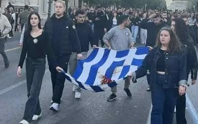 Συγκίνηση στην πορεία του Πολυτεχνείου: Η κόρη της Γεννηματά κρατά την ιστορική σημαία