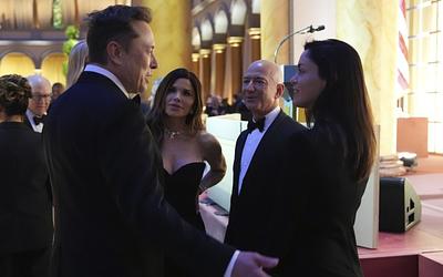 Μασκ εναντίον Μπέζος: «Αντιγραφέας» και γέλια για τη νέα εταιρεία AI!