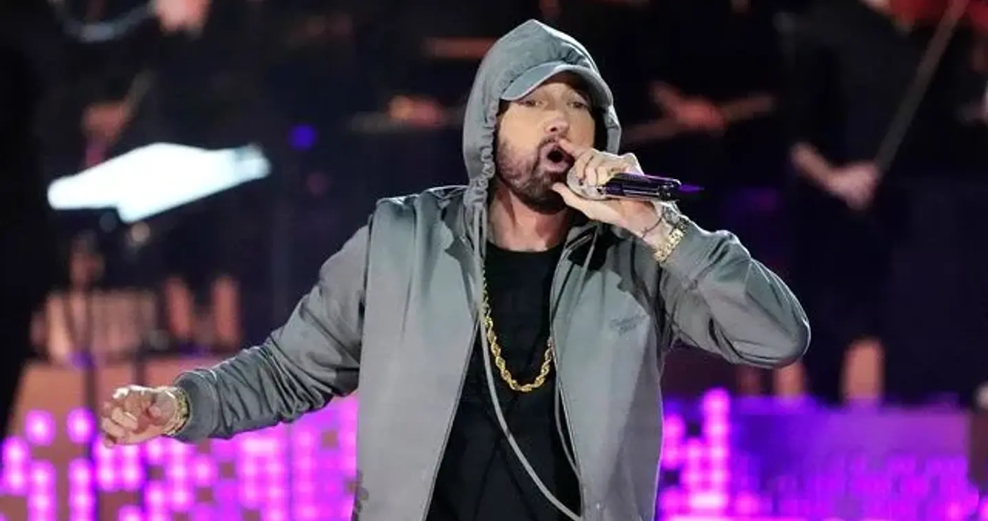 Γιατί ο Eminem μήνυσε εταιρεία με είδη παραλίας