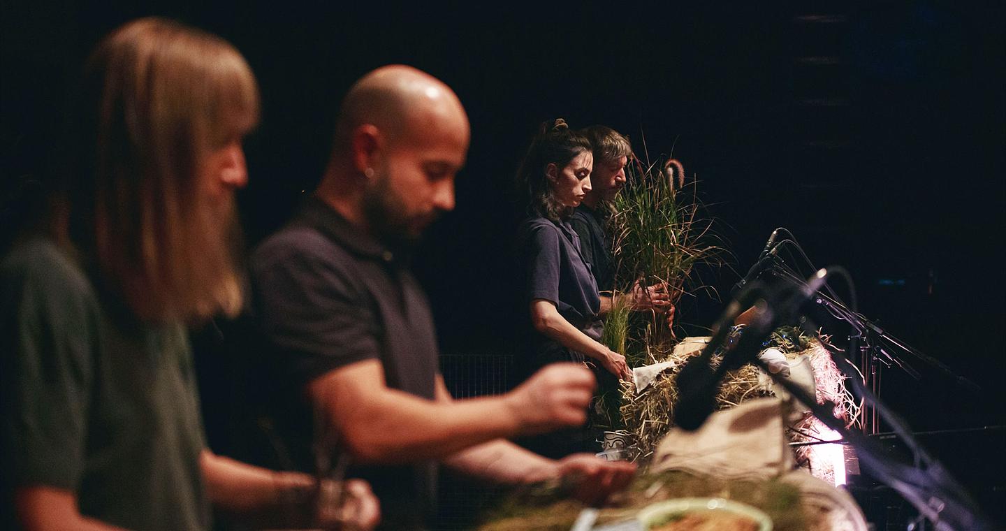 Παράγει θέατρο μια ελαφίνα που σφαδάζει;