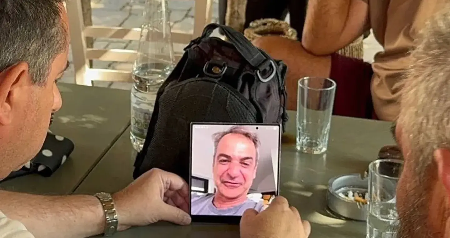 Η «επιθεώρηση» μέσω βιντεοκλήσης και το χαμόγελο του Μητσοτάκη