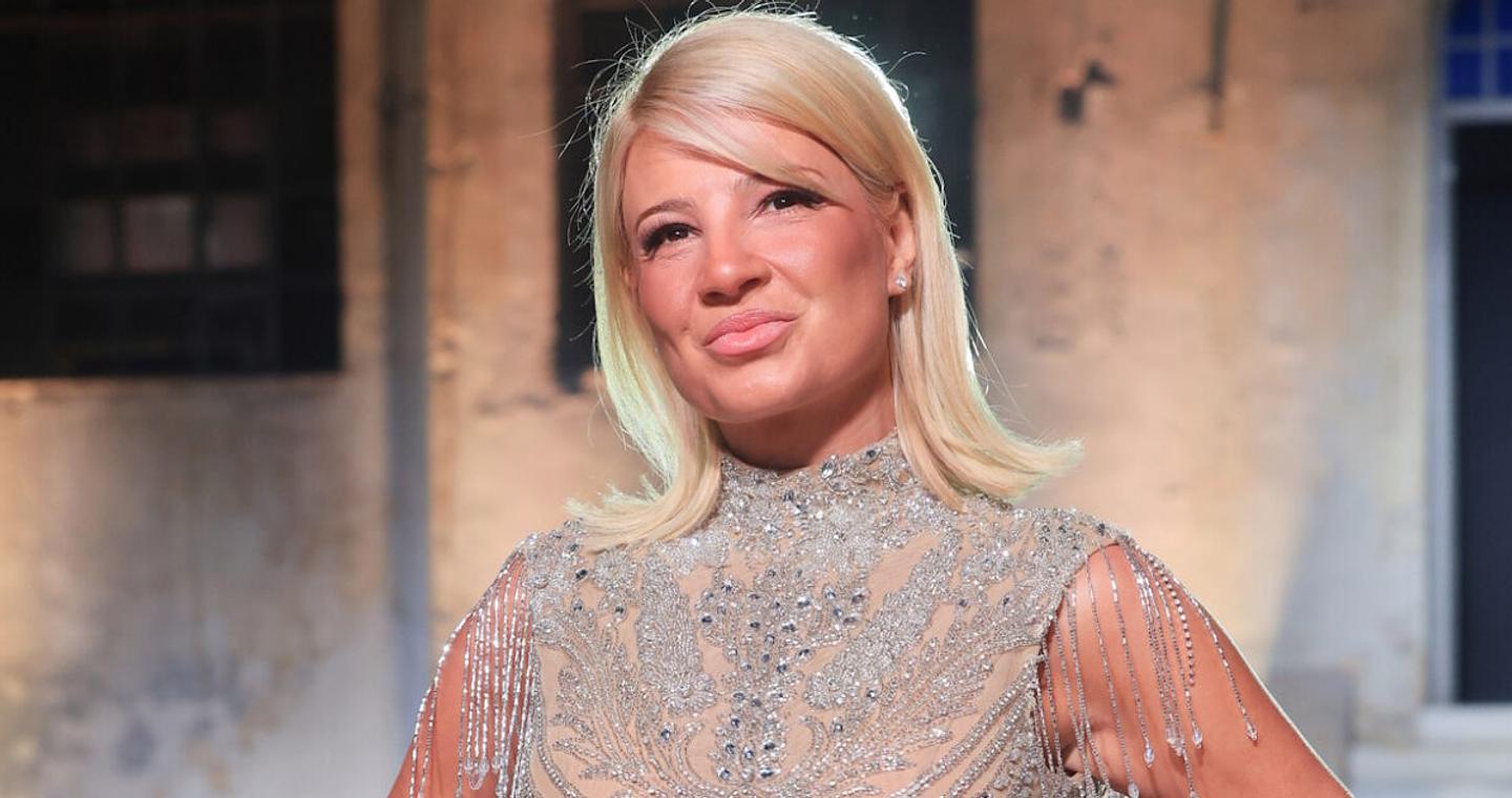 Η Φαίη Σκορδά έγινε μοντέλο και «μαγνήτισε» τα βλέμματα σε επίδειξη μόδας στην Athens Fashion Week