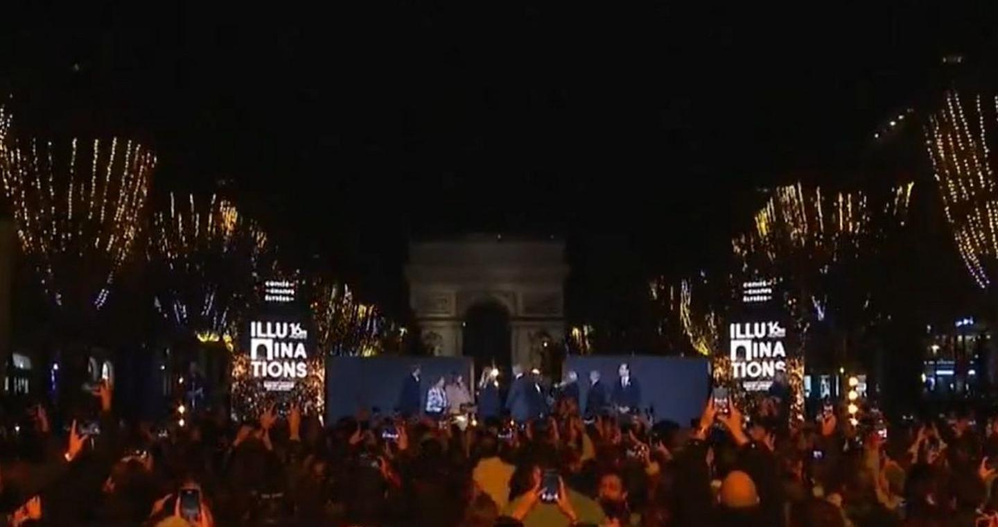 Το Παρίσι «φόρεσε» τα γιορτινά του: Τα Ηλύσια Πεδία φωταγωγήθηκαν για τα Χριστούγεννα [βίντεο]
