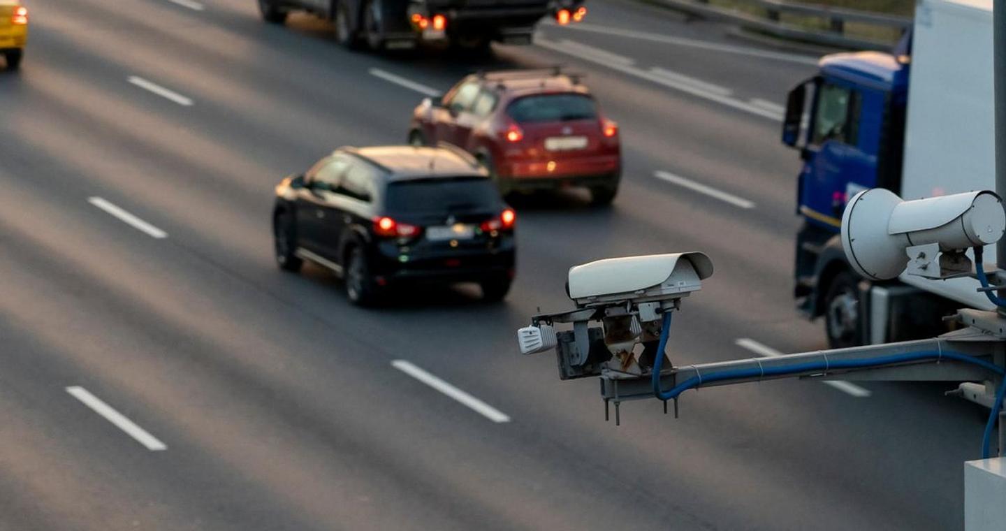 Η κάμερα που δεν σταματάει να γράφει -Το λάθος στο φανάρι που «καίει» εκατομμύρια οδηγούς