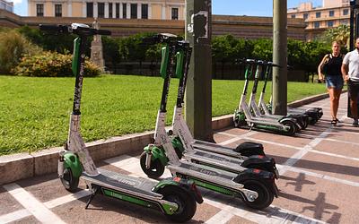 Αθήνα: Νέοι κανόνες για τα ηλεκτρικά πατίνια – Τι αλλάζει;
